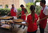 Profesionales de Atrápalo cocinando paellas