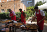 Profesionales de Atrápalo cocinando paellas