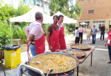 Profesionales de Atrápalo cocinando paellas