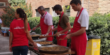 Professionals d'Atrápalo cuinant les paelles 
