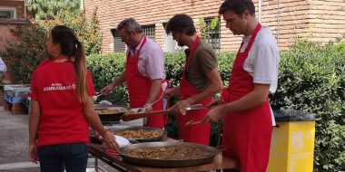 Profesionales de Atrápalo cocinando paellas