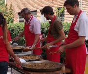 Professionals d'Atrápalo cuinant les paelles 