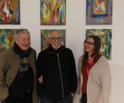L'artista Jordi Maragall, al mig, amb la responsable del CRI Hort de la Vila i un amic